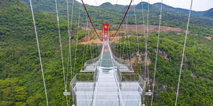 Hirmsaimad sillad: Huangchuani Kolme Kuristiku Klaasisild
