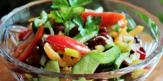 Salat kurgid, tomatid, paprika ja oad