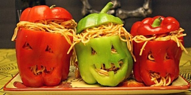 Nõud Halloween: Heads paprika täidisega spagetid liha
