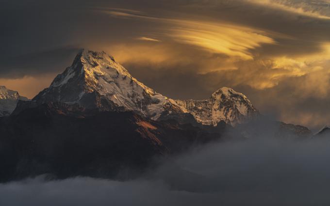 Kuldne kuma - Annapurna, Nepal, autor Jesse Little