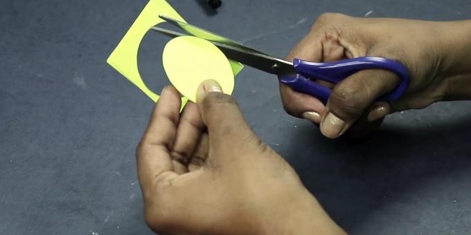 Sünnipäevakaardi oma kätega: lõigatud kolm ringid alates värviline paber