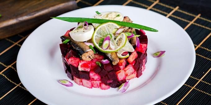 Kalakonservide, peedi ja porgandiga salat: lihtne retsept 