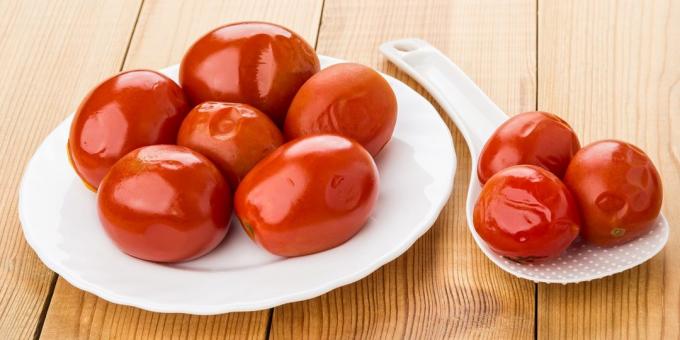 Kuidas hapukurk tomatid ürtide ja küüslauguga
