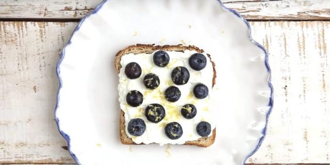 Kiire hommikusöök: võileiba ricotta ja marjad