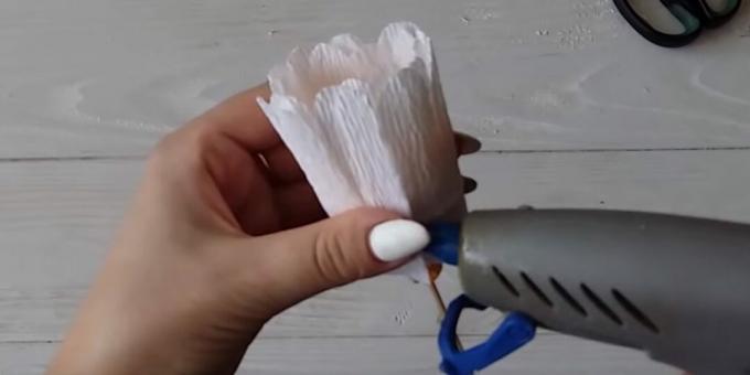 Kuidas teha oma kätega kommikimp: liimige ülejäänud kroonlehed