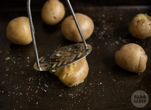 Kuidas küpsetada ahjus küpsetatud kartuleid: purustada mugulad kahvli- või püreepressiga