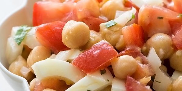 Salat munad, tomatid ja kikerherneste