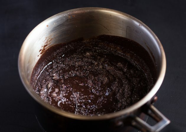 šokolaadiga brownie: lisa suhkur ja kakao