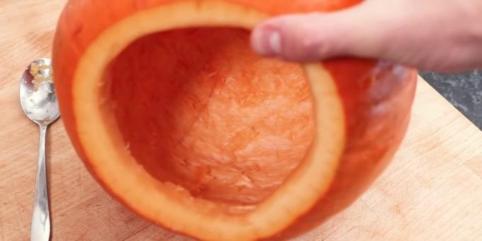 Kuidas lõigata kõrvitsa jaoks Halloween oma kätega: puhas välja viljaliha lusikaga