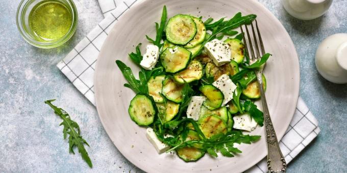 Salat marineeritud suvikõrvitsa, rukola, feta ja sidrunikastmega