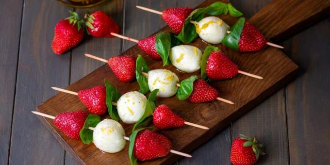 Caprese maasikatega varrastel