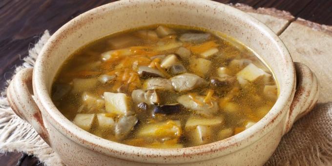 Supp on valmistatud värsketest puravikud ja kartulid