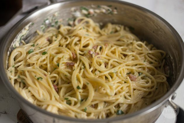 Kuidas teha carbonara pastat: lisage spagettidele kaste, peekon ja ürdid