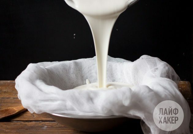 Koduse jogurtipõhise toorjuustu valmistamiseks valage segu marli peale