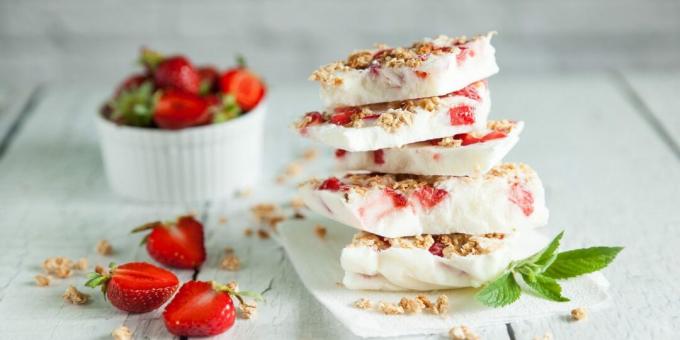 Külmutatud jogurt maasikatega. Ideaalne kuumas
