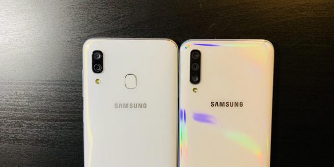 Samsung Galaxy A30 ja Samsung Galaxy A50: tagapaneelil