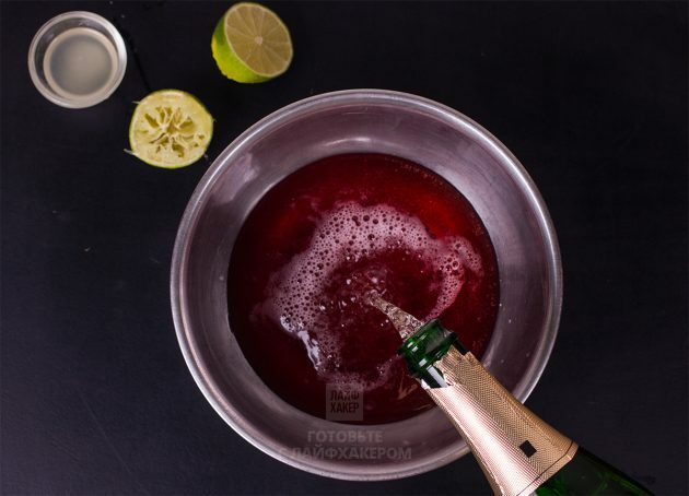 Šampanja rosmariini granaatõuna kokteil: valage granaatõuna mahl ja šampanja