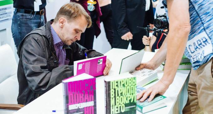 Aleksei Salnikov allkirjastab lugejatele raamatuid