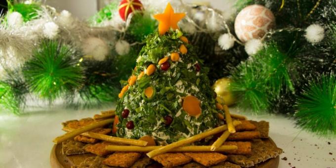 Jõulupuu kujuline uusaasta suupiste juustu ja singiga