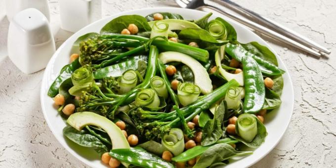 Salat brokoli, herneste ja avokaadoga