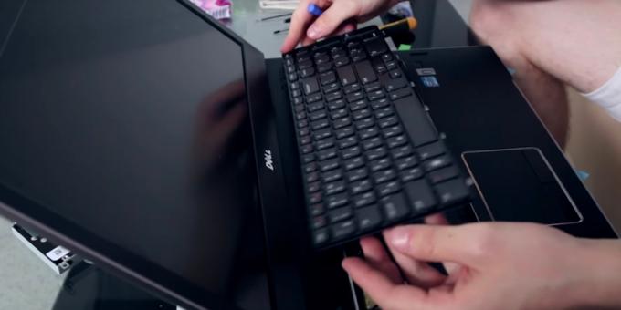 Piiluma vahendaja sulgurid ümbermõõt klaviatuur ja hoolikalt tõstke puhas sülearvuti