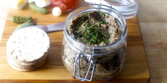 Caviar mett agaric seened, küüslauk ja tomatid