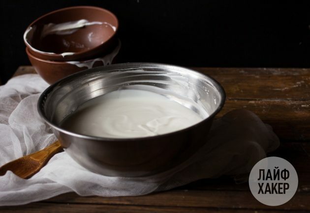 Koduse jogurtipõhise toorjuustu valmistamiseks ühendage hapukoor ja jogurt