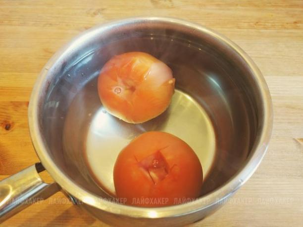 Lohakas Joe Burgeri retsept: pange tomatid paariks minutiks kuuma vette
