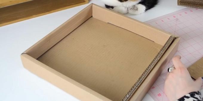 Isetehtud kassi kraapimispost: sisestage liimitud ribad karpi
