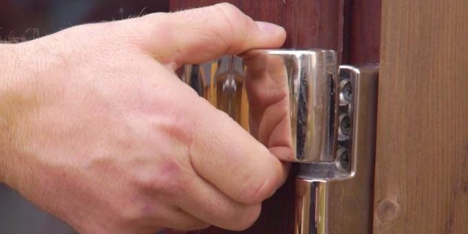Kuidas kohandada plastist ukse: Sulgege uks ja eemaldage trimmi