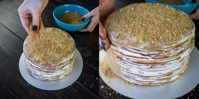 Retsept kook "Honey Cake": Ülejäänud kook lihvima helbed ja puista oma kooki.