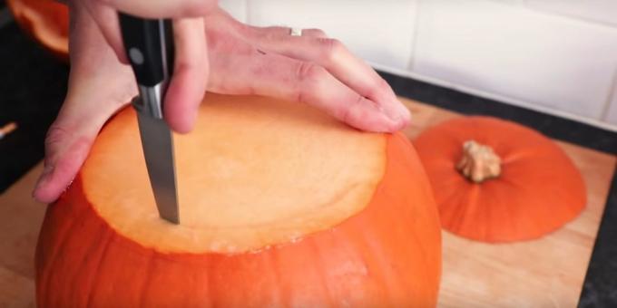 Kuidas lõigata kõrvitsa jaoks Halloween oma kätega: Lõika liha
