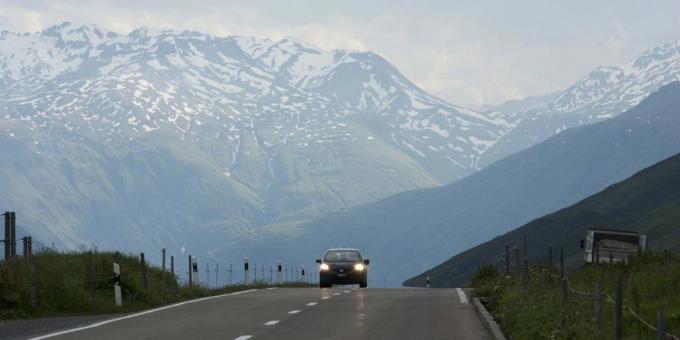 Tee läbi Oberalp pass Šveits