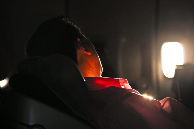 mees magab istme Õhusõiduki päikesetõusu
