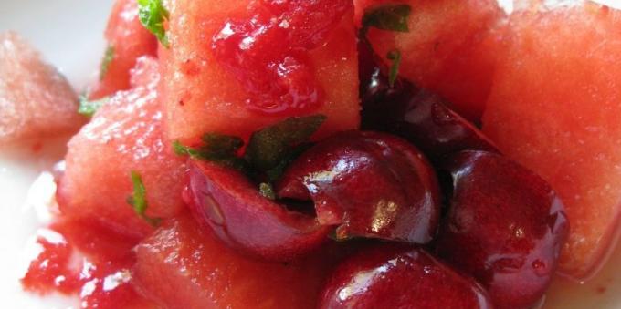 Puuviljasalat: arbuus-piparmündisalat kirsi
