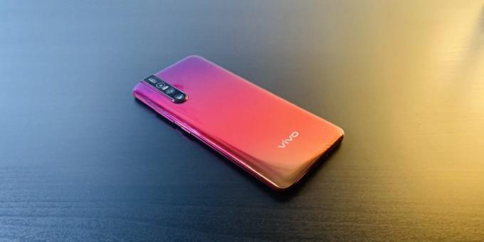 Vivo V15 Pro: tagapaneelil