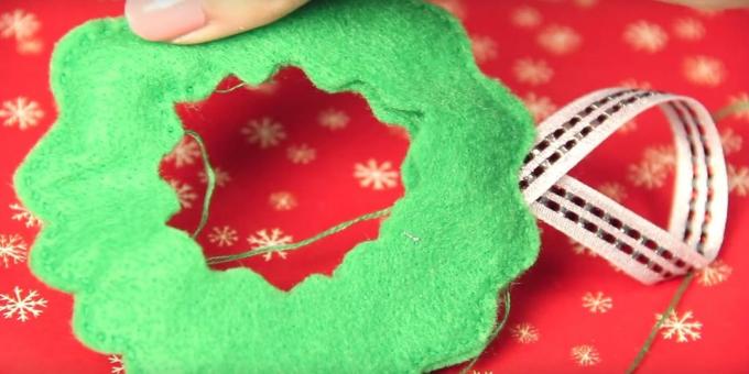 Christmas mänguasjad oma kätega: õmble servad ja lisada loop