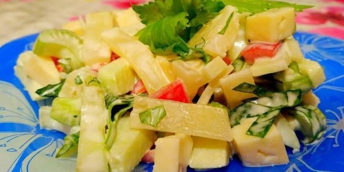 Kuidas valmistada salat ananassi, seller, õun, juust ja pipar