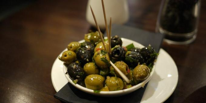 Marineeritud oliivid küüslaugu ja jalapenodega
