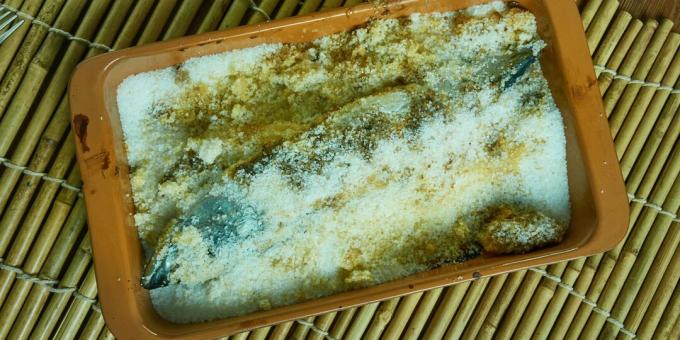 Makrell ahjus soola all: lihtne retsept